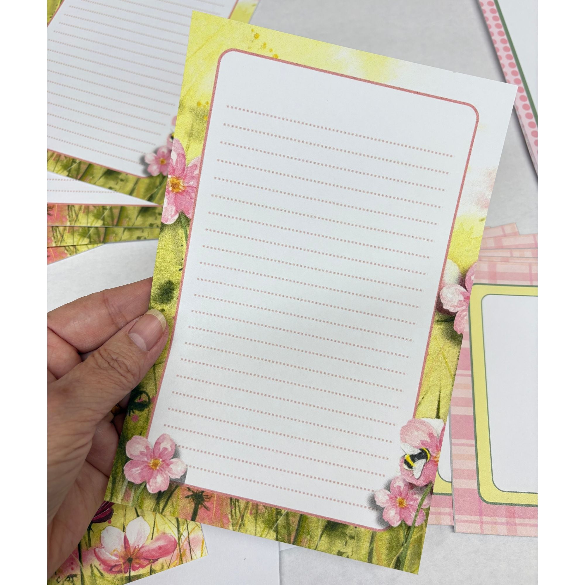 Bumble Bee 16 pc Stationery Set
